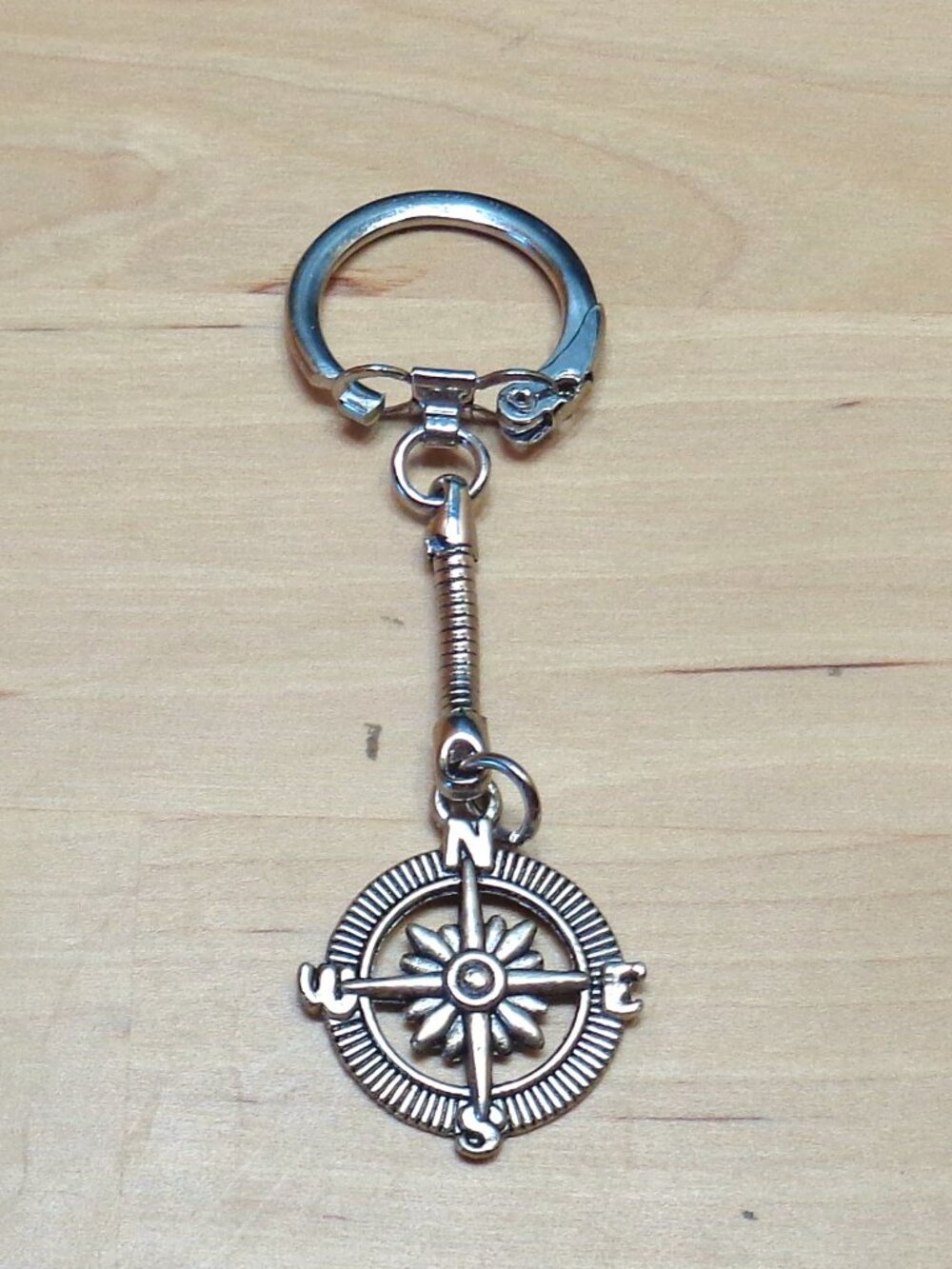 BEACH FASHION COMPASS ROSE RHODIUM SNAKE KEYCHAIN